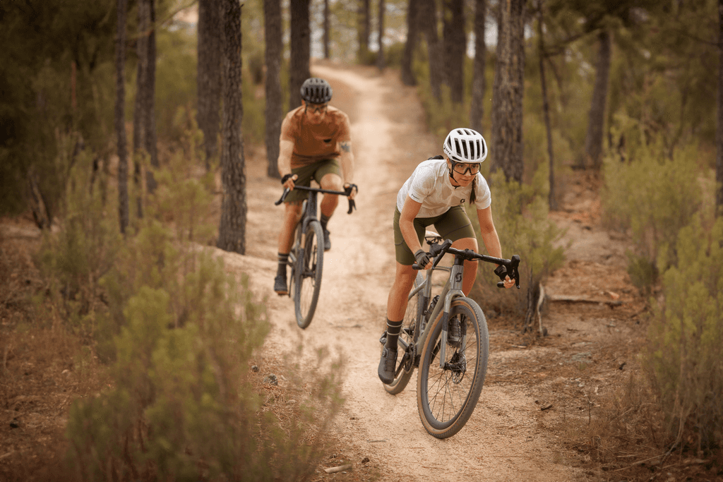 Cyclistes Scott Sports sur un sentier en forêt